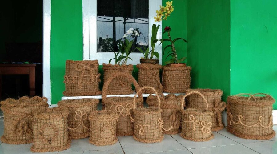 Berbagai produk kerajinan dari serat sabut kelapa yang ramah lingkungan