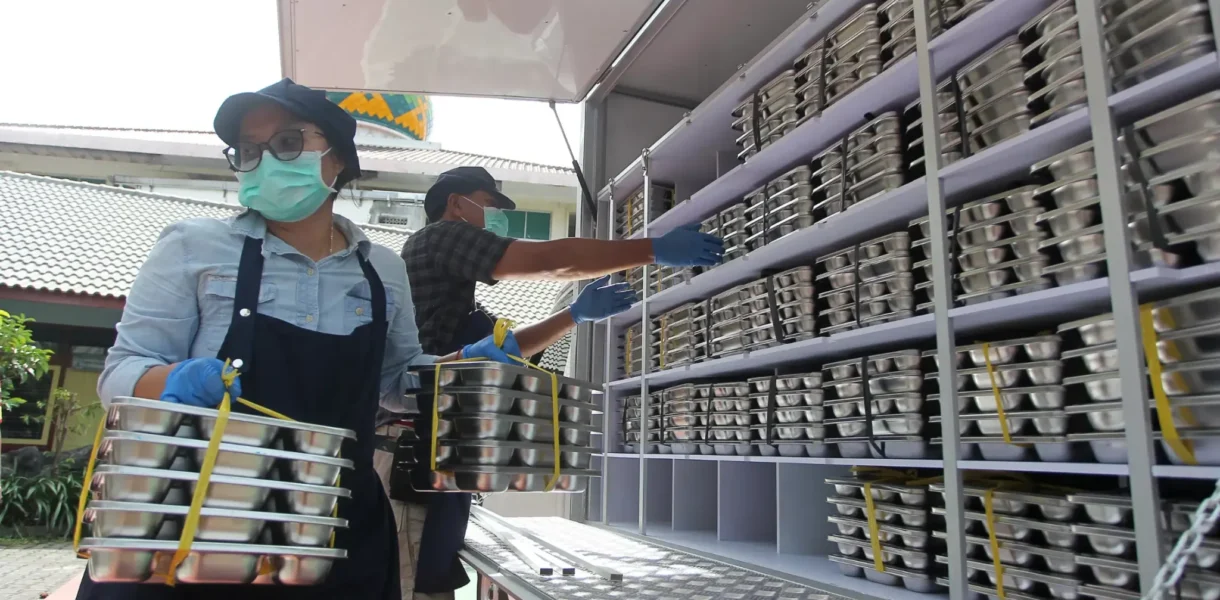 peralatan makan siang gratis
