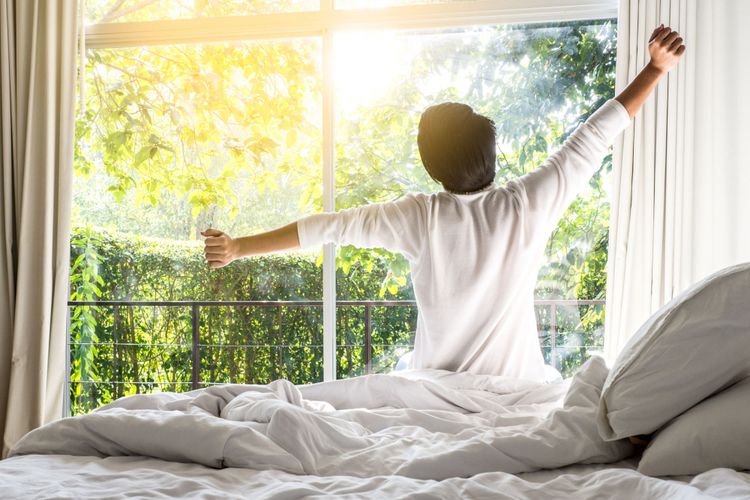 Manfaat bangun pagi setiap hari untuk kesehatan dengan memulai aktivitas secara teratur.