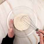 cara mengayak tepung agar merata