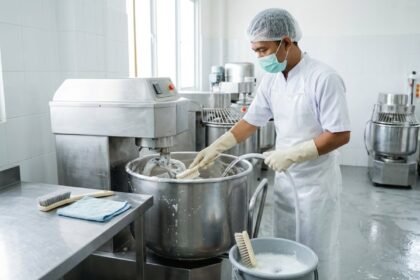 cara menjaga kebersihan alat produksi